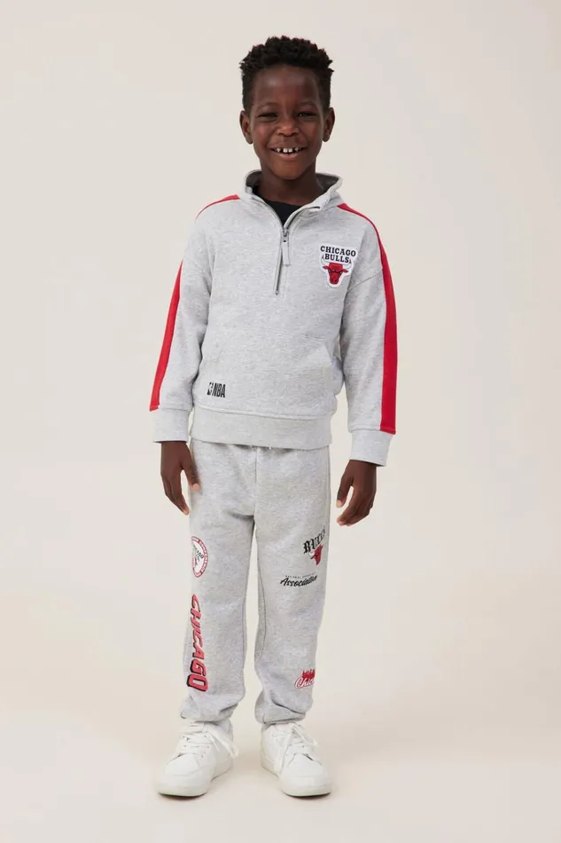Boys Sweatshirts and Sweatpants Cotton On License Alfie Fleece Pullover Lcn Nba Fog Grey Marlechicago Bulls Badge Boys Sweatshirts and Sweatpants Cotton On License Alfie Fleece Pullover Lcn Nba Fog Grey Marlechicago Bulls Badge